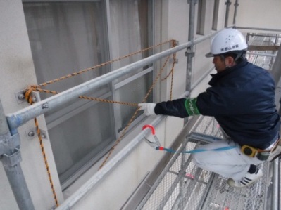 郡山市で外壁塗装作業を行うスタッフ
