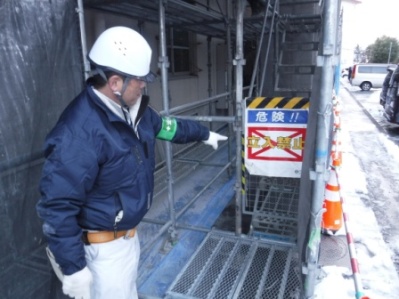 郡山市で外壁塗装作業を行うスタッフ