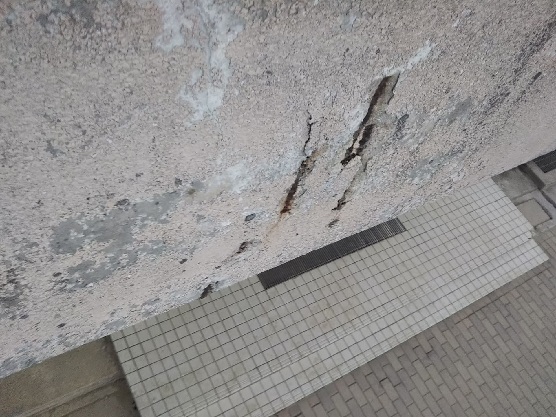 パラペット　爆裂部