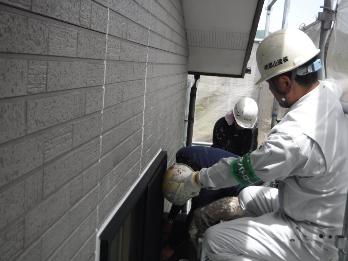 郡山市で外壁塗装作業を行うスタッフ